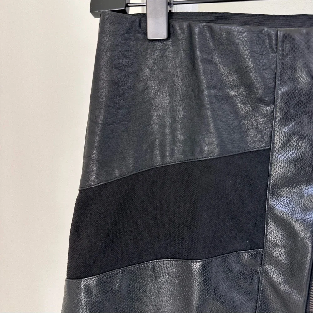 Lizard Thicket Black Faux Leather Front Zipper Mini Skirt SZ Medium